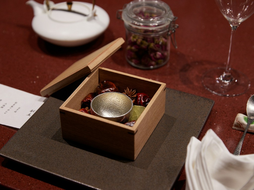 五感を刺激する「香りの玉手箱」でコースの幕開け