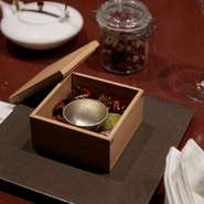 カウンター上に置かれた木箱。蓋を開けると山椒や八角、ローリエといった香辛料の香りが鼻腔をくすぐり、食欲をそそります。茶器に注がれるのは、バラの風味豊かな玫瑰花茶（まいかいかちゃ）。