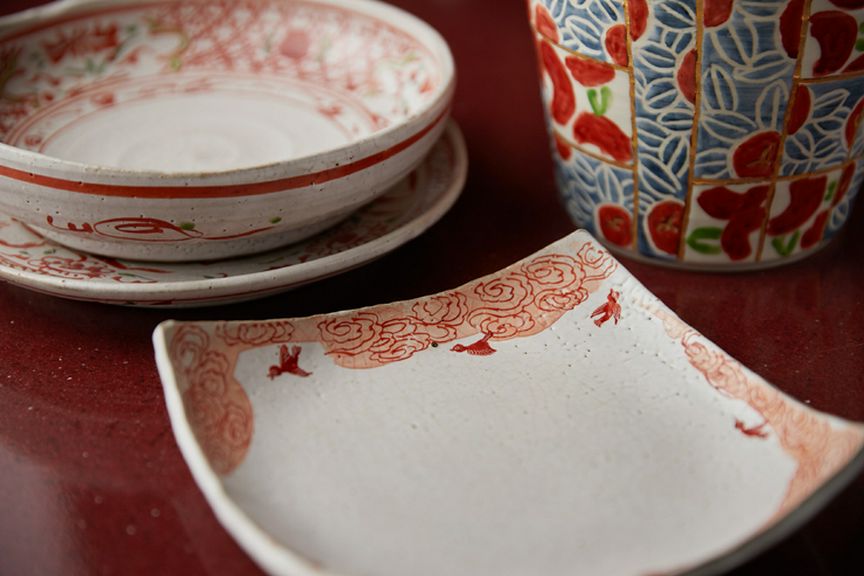 器はワインクーラーから箸置きまで、陶芸家の作品を起用