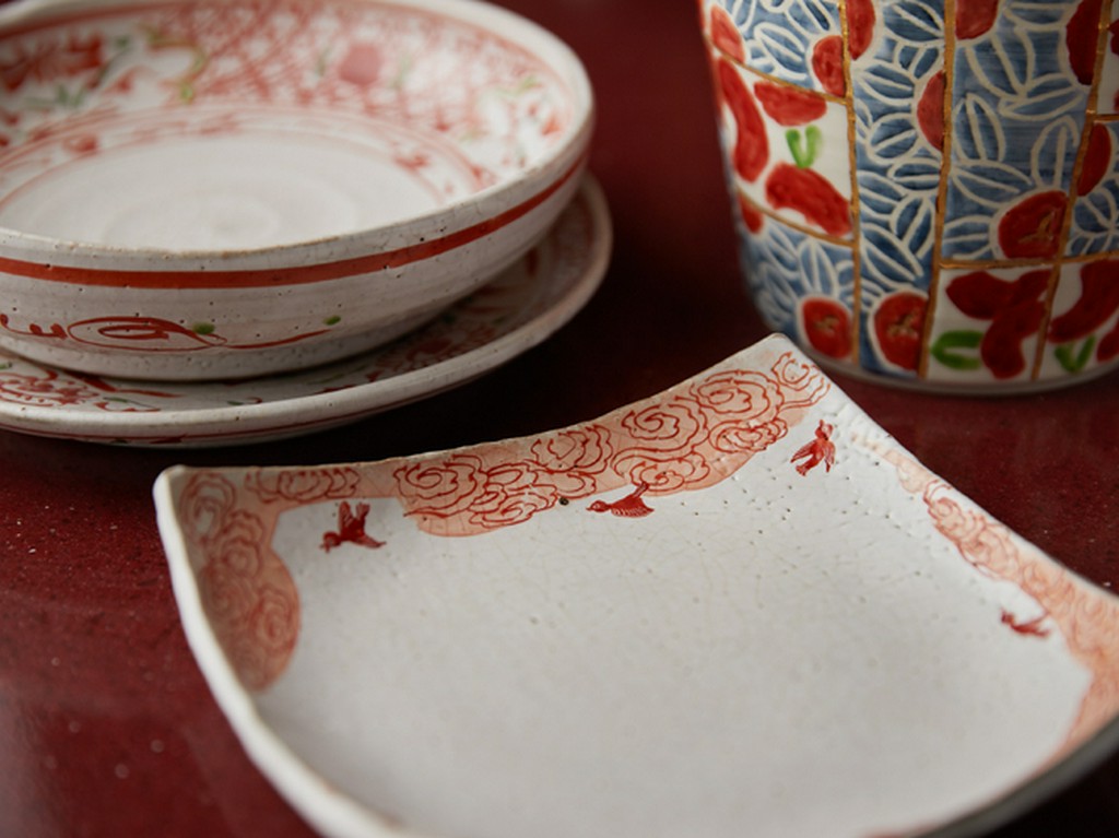 器はワインクーラーから箸置きまで、陶芸家の作品を起用