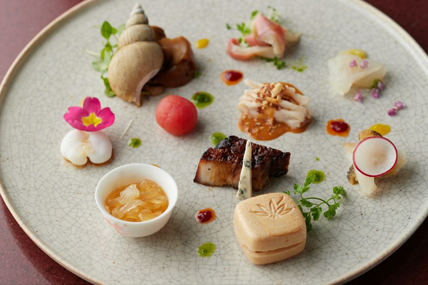 定番のクラゲからフォアグラ最中まで。魚介も肉もバランス良く、見目鮮やかに盛りつけた『前菜盛り合わせ』