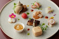 定番のクラゲからフォアグラ最中まで。魚介も肉もバランス良く、見目鮮やかに盛りつけた『前菜盛り合わせ』