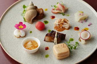 定番のクラゲからフォアグラ最中まで。魚介も肉もバランス良く、見目鮮やかに盛りつけた『前菜盛り合わせ』