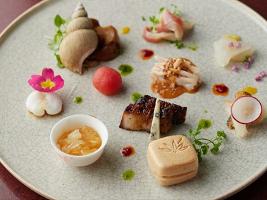 定番のクラゲからフォアグラ最中まで。魚介も肉もバランス良く、見目鮮やかに盛りつけた『前菜盛り合わせ』