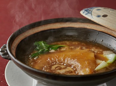 8時間じっくり煮込んだ白湯が染み渡る、滋味に富んだヨシキリザメの『鱶鰭（フカヒレ）』