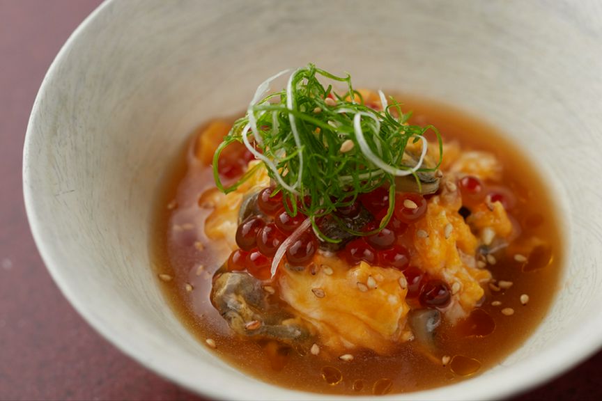 〆はひとひねり効かせたアプローチ。すっぽんを玉子とじにして餡をかけた『すっぽんの餡かけ天津飯』