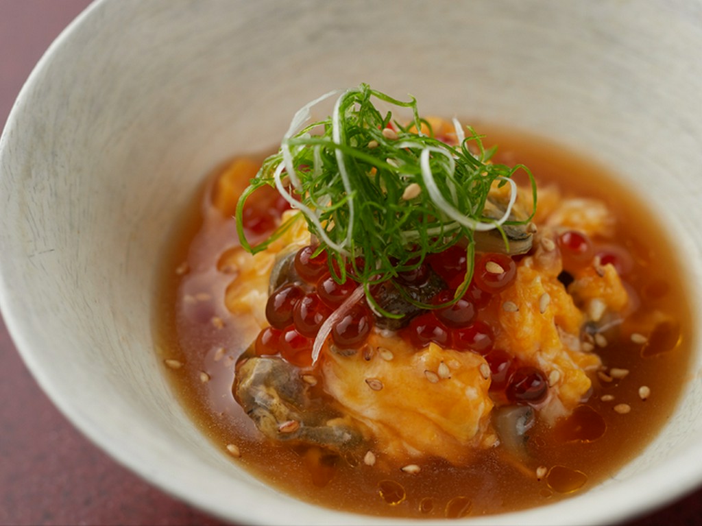 〆はひとひねり効かせたアプローチ。すっぽんを玉子とじにして餡をかけた『すっぽんの餡かけ天津飯』