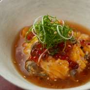 定番からの脱却を図りたいと考案した一品。すっぽんの身をほぐして玉子とじに、さらに、すっぽんで取った出汁を使い餡かけに。五臓六腑に沁みるひと皿です※事前予約必須