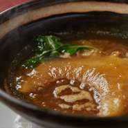 気仙沼産のヨシキリザメを白湯スープで煮込んだ『鱶鰭（フカヒレ）』。シェフが理想とする、少々歯応えを残したしっかりした食感にするため、繊維が太く厚みのある尾びれを使っています。
