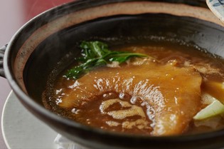 クラシカルな調理法で丁寧に仕立てるフカヒレの姿煮『鱶鰭』