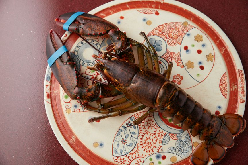 創意工夫を凝らし、オマール海老を小粋にプレゼン