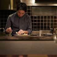 お腹に余裕があれば〆には牛すじ薬膳カレー、冷たい上湯麺に麻婆豆腐も用意。好きな分量だけお召し上がりください。広東料理、四川料理の枠組みにとらわれず、季節感を大切に多彩なメニューをお届けします。