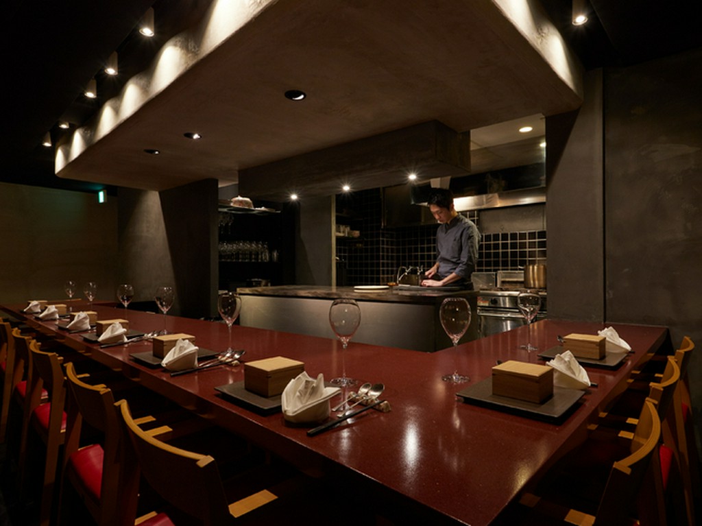 眼前で繰り広げられる、シェフの繊細な手さばきに見惚れる