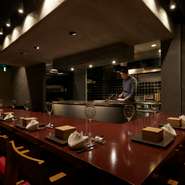 広々としたカウンター越しに、躍動感溢れる調理風景を眺めることができます。8席のみというミニマムさを感じさせないつくりで、さながら寝台のようにゆったりと寛ぎのひとときをお過ごしください。