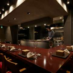 眼前で繰り広げられる、シェフの繊細な手さばきに見惚れる