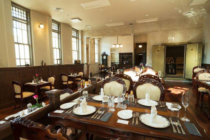 店内はレトロで落ち着いたゴージャスな雰囲気