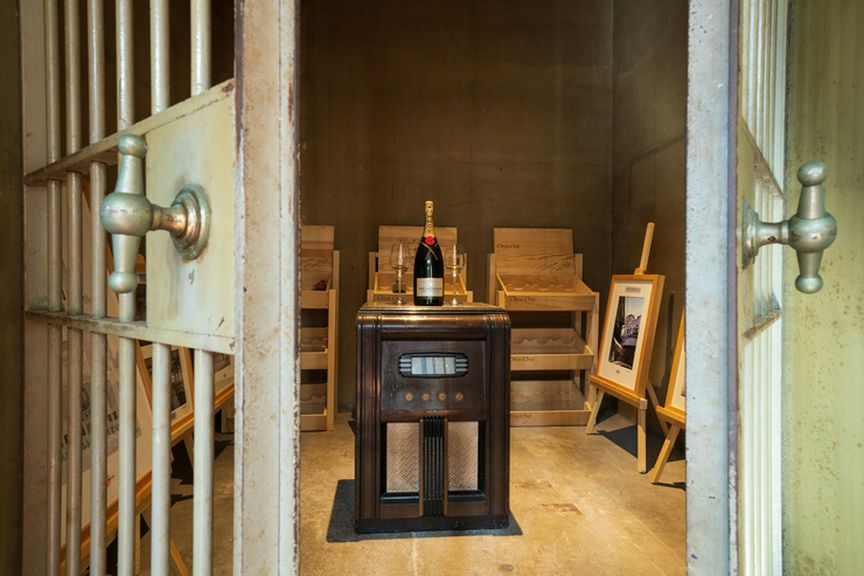 当時の金庫室はワインセラーや写真の展示など、ギャラリーに活用