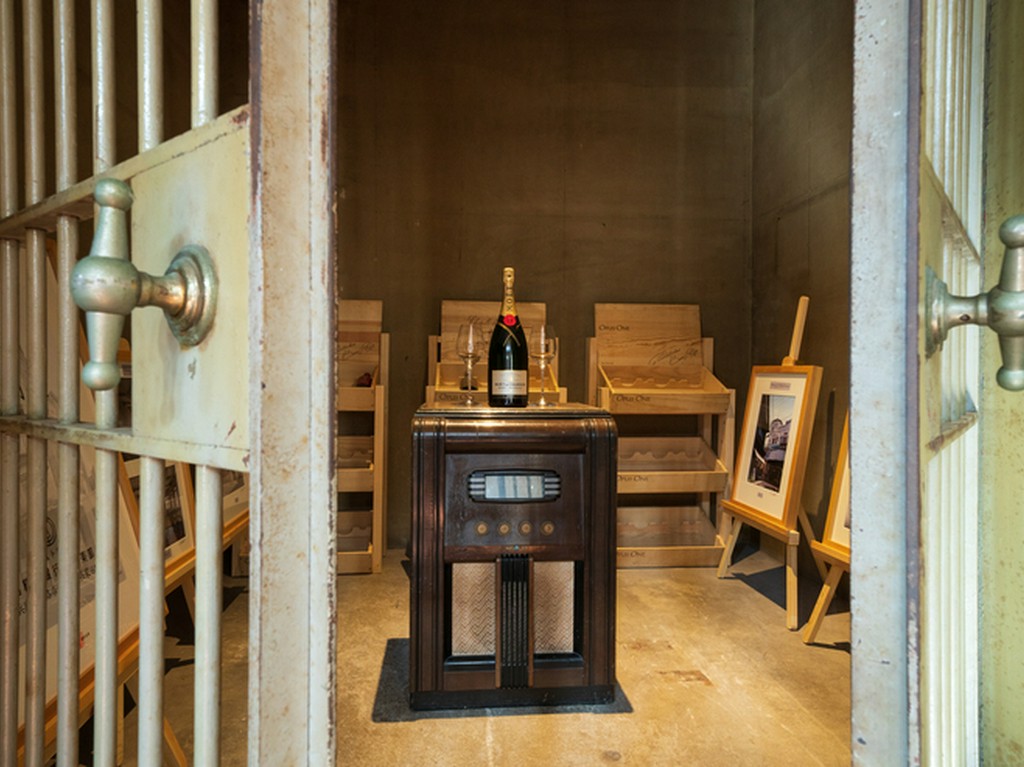 当時の金庫室はワインセラーや写真の展示など、ギャラリーに活用