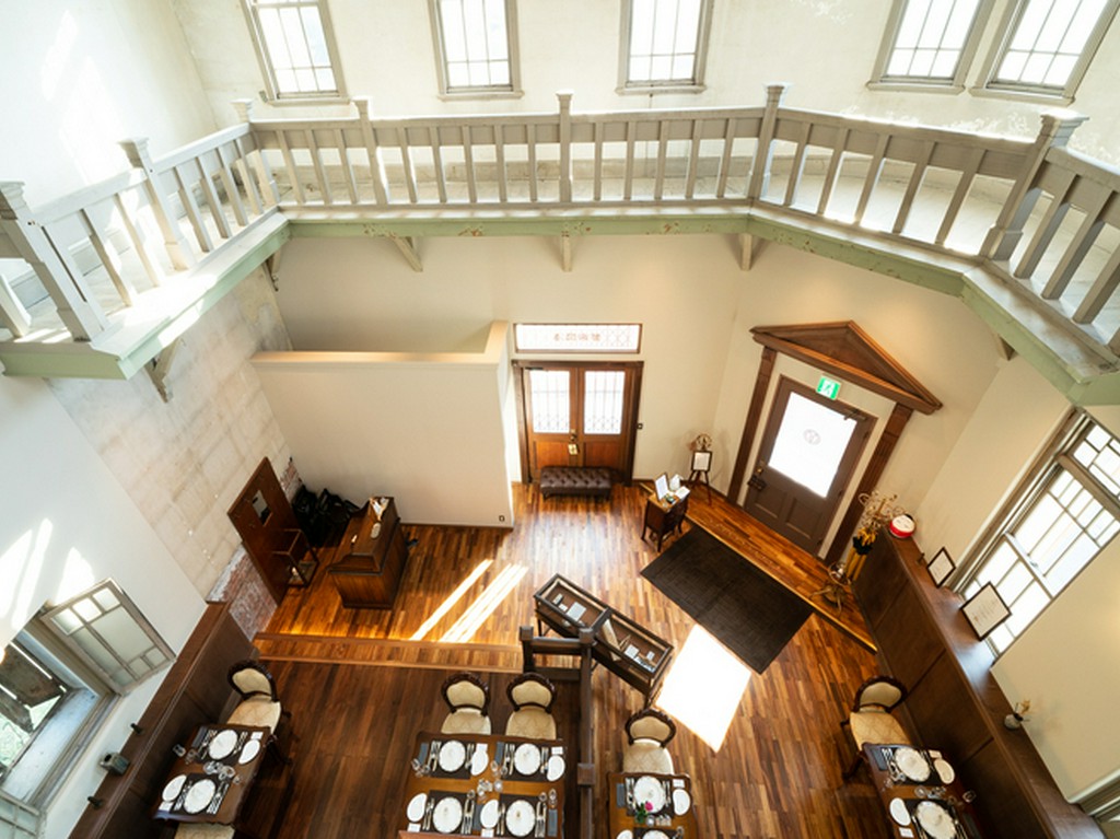 高い天井の広々とした空間