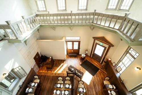 高い天井の広々とした空間