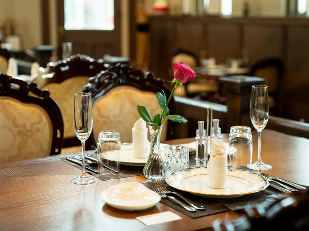 カトラリー類が充実。テーブルも椅子も重厚な雰囲気