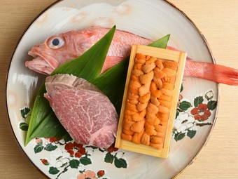全国各地から旬の鮮魚を厳選。天然もの中心のこだわり食材が自慢