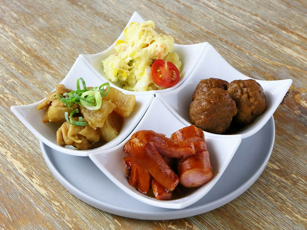 自家製ミートボールなどが並ぶ『日替わりアラカルト4種盛り』