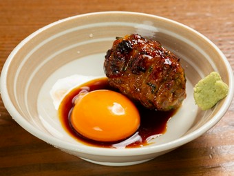 プリップリの卵黄を絡めながらいただく『月見つくね』