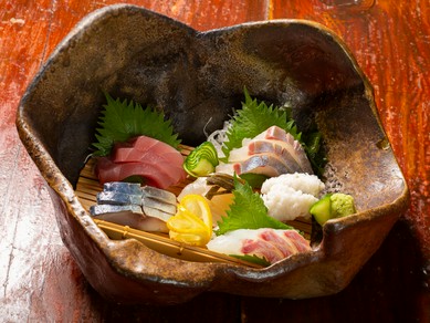 【魚の棚】名物「昼網」から仕入れる、季節の鮮魚を使った『造り6種盛り』