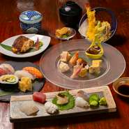 店一押しの魚を刺身や天ぷらなどの逸品料理で堪能できる『さかなやちゃん　おまかせコース』は3,000円から。鱧や鮎など、季節感あふれる旬魚を使用。素材の魅力を最大限に活かした一品一品がずらりと並びます。