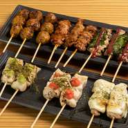 鶏肉や牛肉、野菜など20種がそろいます。中でもオススメは自家製の『つくね』。ふわっと柔らかく仕上がっていて、冷めてもおいしくいただけると好評です。こくのある甘めのたれで味わってみてはいかがでしょうか。
