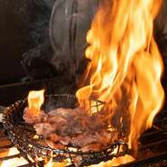 『ひねもも炭火焼き』のひねもも（親鶏）は、しっかりとした歯ごたえと旨味が魅力。ニンニク塩で味付けます。『淡路島元気鶏もも炭火焼き』はスパイスソルトで味付ける、ふんわり食感の炭火焼きです。
