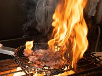 2種の鶏肉にぴったりの味付けでふんわり焼く『ひねもも炭火焼き・淡路島元気鶏もも炭火焼き』