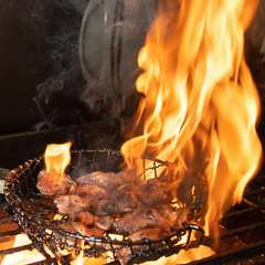 2種の鶏肉にぴったりの味付けでふんわり焼く『ひねもも炭火焼き・淡路島元気鶏もも炭火焼き』