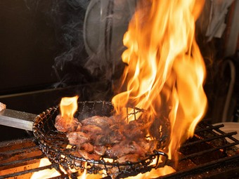2種の鶏肉にぴったりの味付けでふんわり焼く『ひねもも炭火焼き・淡路島元気鶏もも炭火焼き』