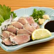 柔らかい淡路島元気鶏ももを、炭火でさっと炙りました。九州の甘口醤油をつけていただくと、お酒と相性の良い味わい。麦・芋・米などの焼酎や日本酒と一緒にいかがでしょうか。