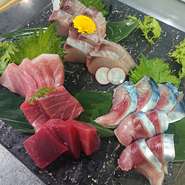 毎日変わるオススメのメニューのうち、大半を占めるのがお刺身です。その日のオススメを選んで、是非味わってください。