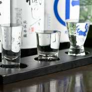 少しづつおいしい地酒を楽しめる呑み比べセットです。常時20種類の地酒から組み合わせて楽しめます。