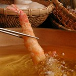 当店の串揚げは新鮮な野菜・獲れたての海鮮を使用し、料理人が温度にこだわり揚げたサクサクの串揚げをそれぞれにあった薬味をつけてお召し上がりください。