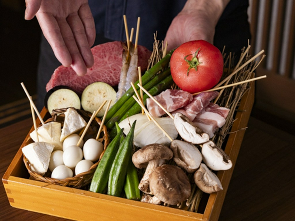 厳選した旬の素材を使用した【ひなた】の創作串揚げ