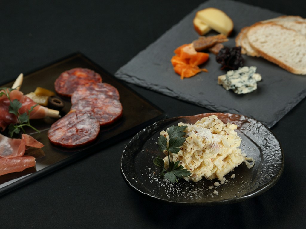 お気に入りの一杯と。気軽な一品料理も多数