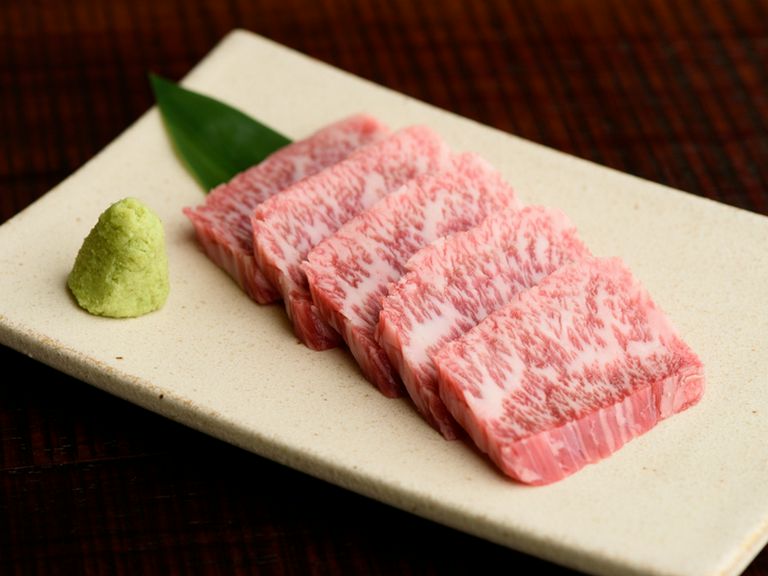 山葵でさっぱりと味わい、肉の旨みを堪能できる『和牛カルビ』