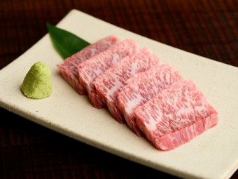 山葵でさっぱりと味わい、肉の旨みを堪能できる『和牛カルビ』