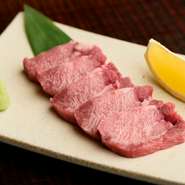 タンの中心部からタン元にかけて、贅沢な部位のみを厳選。柔らかさと程よい脂身の両方が兼ね備わっています。味付けは定番のレモンとすっきりとさせてくれる山葵で。