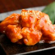 味噌ダレは店主が独自に数種類の味噌をブレンドし完成させたオリジナル。マイルドな味わいで、ご飯やお酒との相性も抜群です。噛むほどに上質な脂の旨みが広がるのは和牛ならでは。