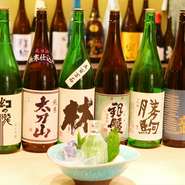 地物食材で織りなす旬の皿にきれいに寄り添う、旨い地酒を選りすぐり。『林』『三笑楽』など富山が誇る人気銘柄に加え、地元でも貴重な銘酒『勝駒』も、独自のルートで安定してご提供。酒肴の楽しみが尽きません。