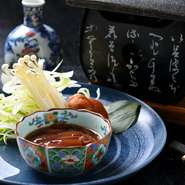 富山自慢のホタルイカを新しいおいしさで提供したい、と店主が考案。富山の食材×石川の伝統調味料のコラボは、地元の人もうなる奥深い味わい。卓上の石焼きで、香ばしい出来立てをどうぞ！　3月～10月のご提供。