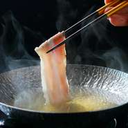 地物の天然魚介に加え、富山の銘柄肉の逸品もご用意。なかでも人気の『黒部名水ポークのしゃぶしゃぶ』は、『梅』コースのお楽しみの一つ。きめ細かい肉質の豚肉、香り高く奥深い味わいのだしが抜群の相性です。
