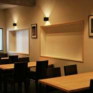 装飾を控えた店内には、さりげなくセンスの良さが光る簡素なデザインのインテリア。穏やかな空気が漂い、ゆったりとしたひと時が持てる空間です。