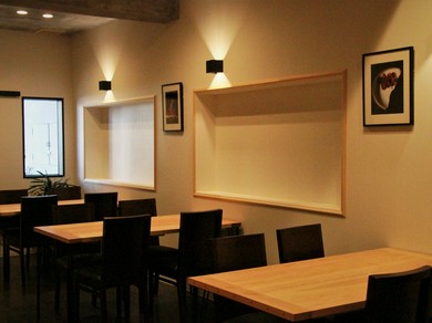 気取りはないけれど品があるシンプル＆シックな店内